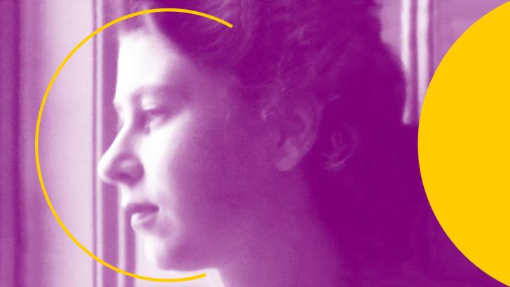 La reine Elizabeth II jeune qui regarde par une fenêtre